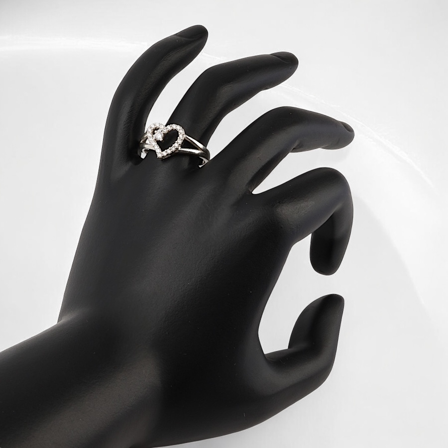 925 Sterling Silver Ring with Heart Stone