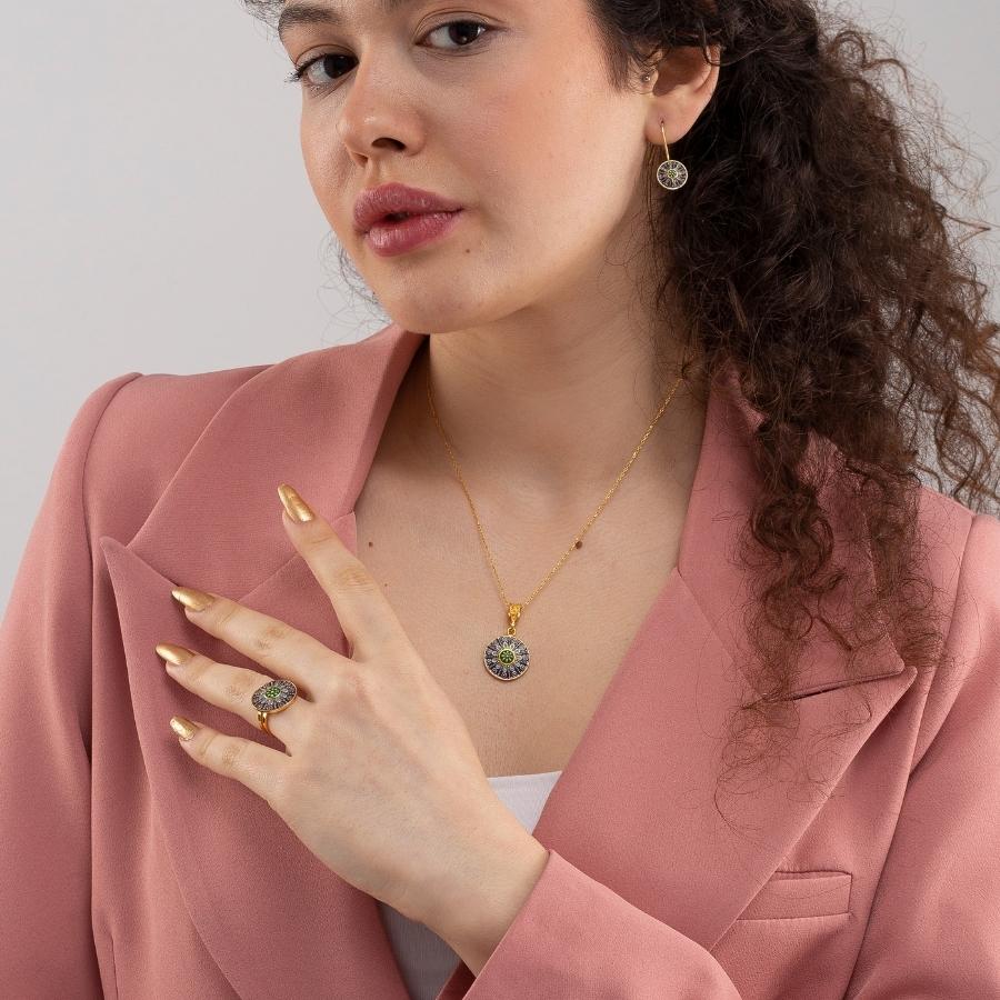 Woman discount with necklace