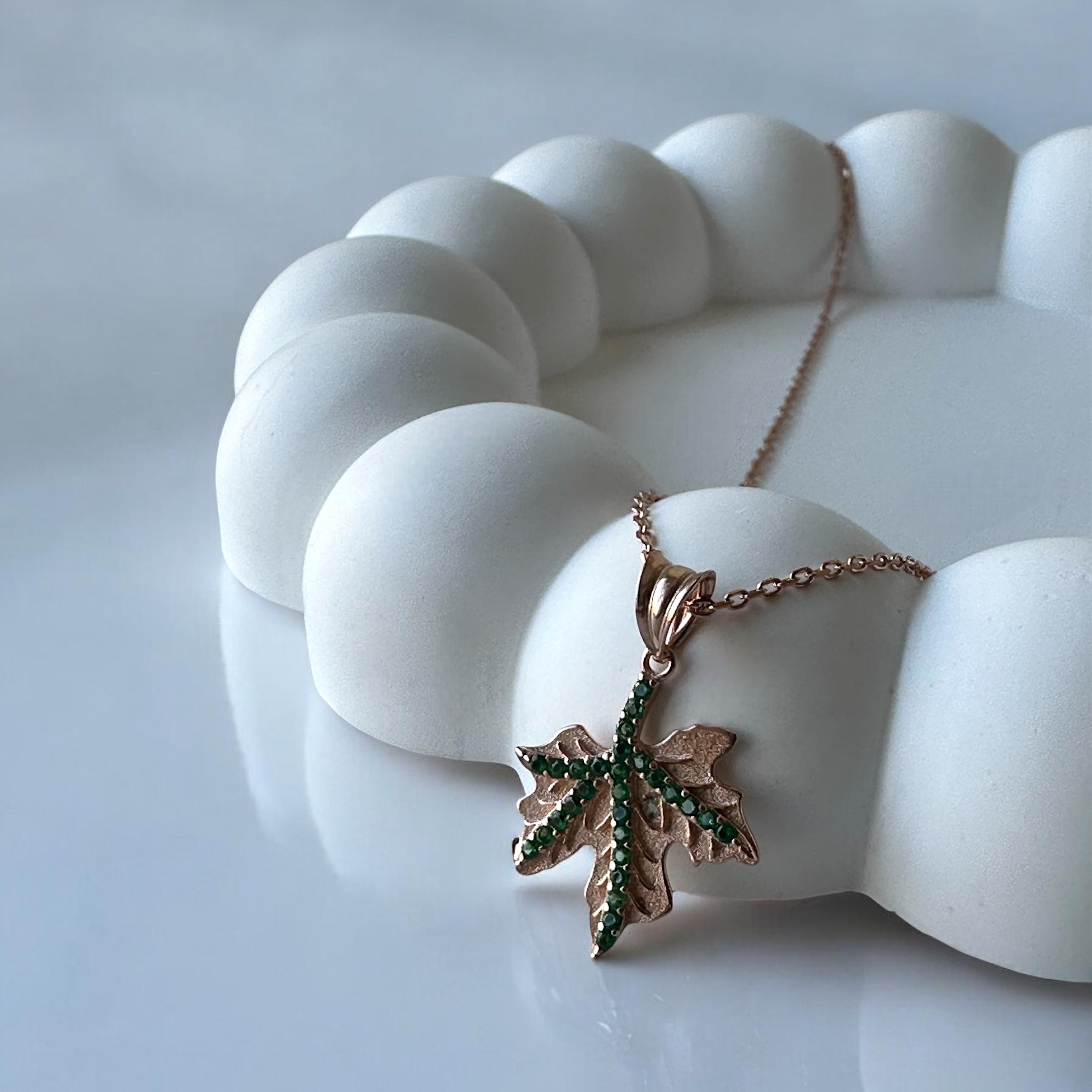 925 K Green Stone-set Çınar Yaprağı Silver Necklace